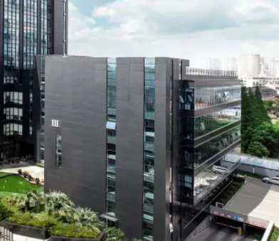 深圳亿禾陈设设计有限公司软装材料选型对比：不同材质在办公空间的应用分析